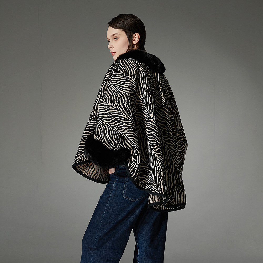 Autumn And Winter Pattern Black Fur Collar Shawl - Image 2