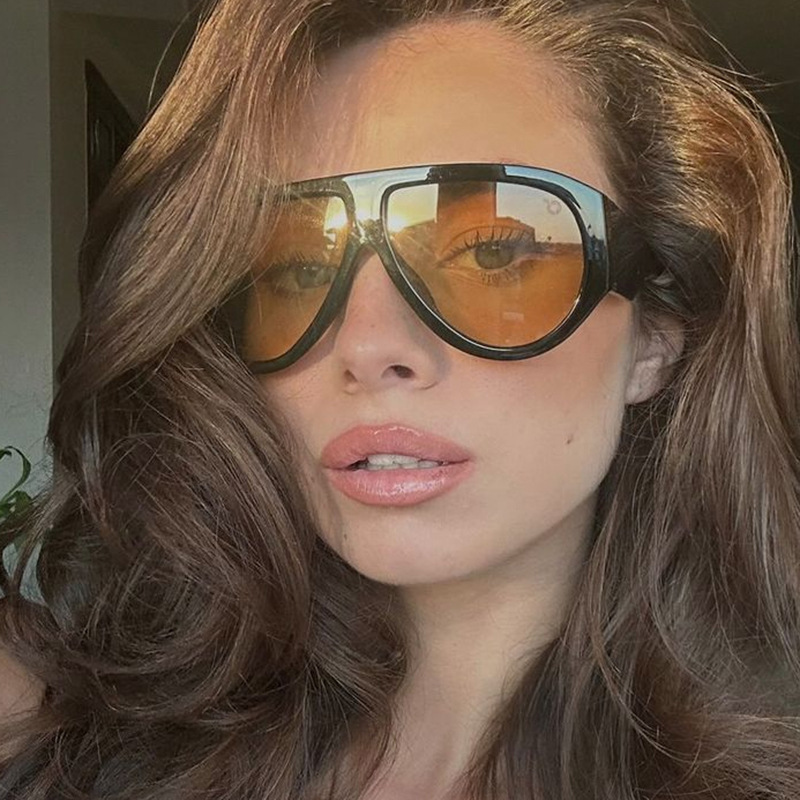 Women's Fashionable Sunglasses - Image 3