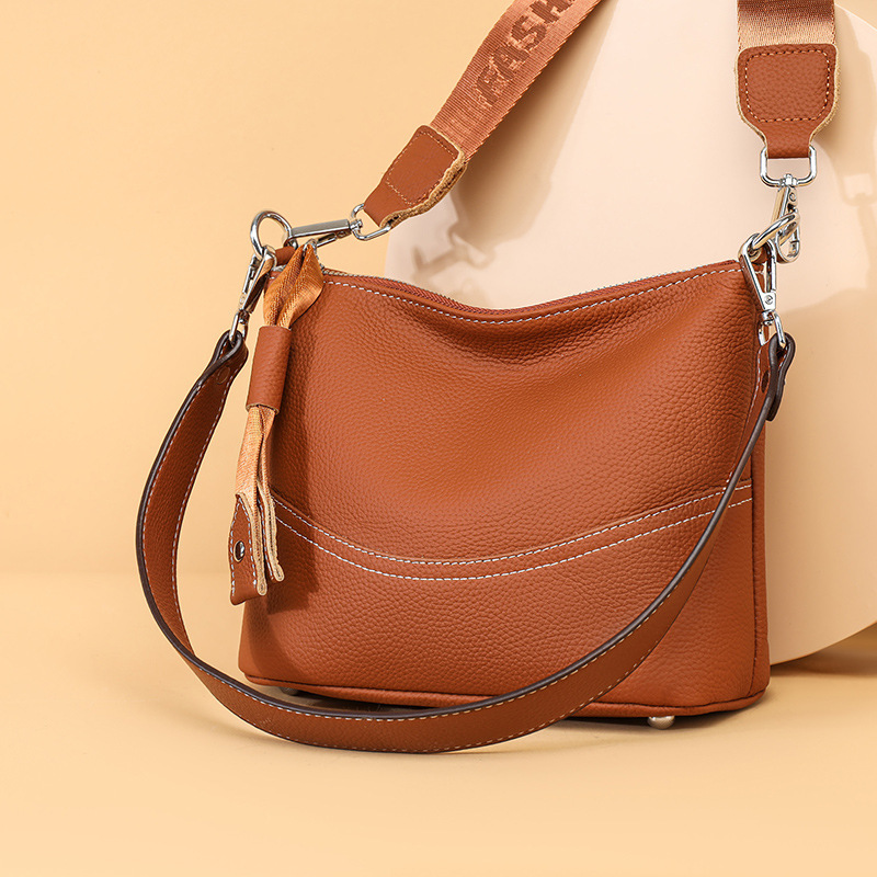 Fashionable And Versatile Simple Daily Commuter Crossbody Bag - Image 3