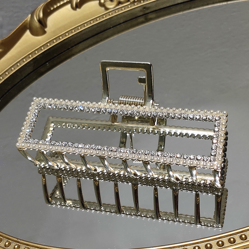 Simple And Elegant Sweet Pearl Clip - Image 4