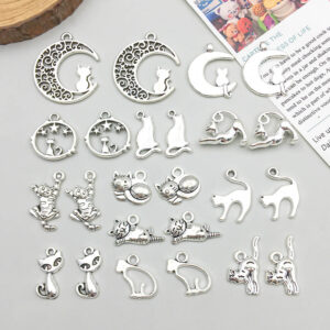 1 New Retro-style Ancient Silver Alloy Moon Cat Pendant Accessory