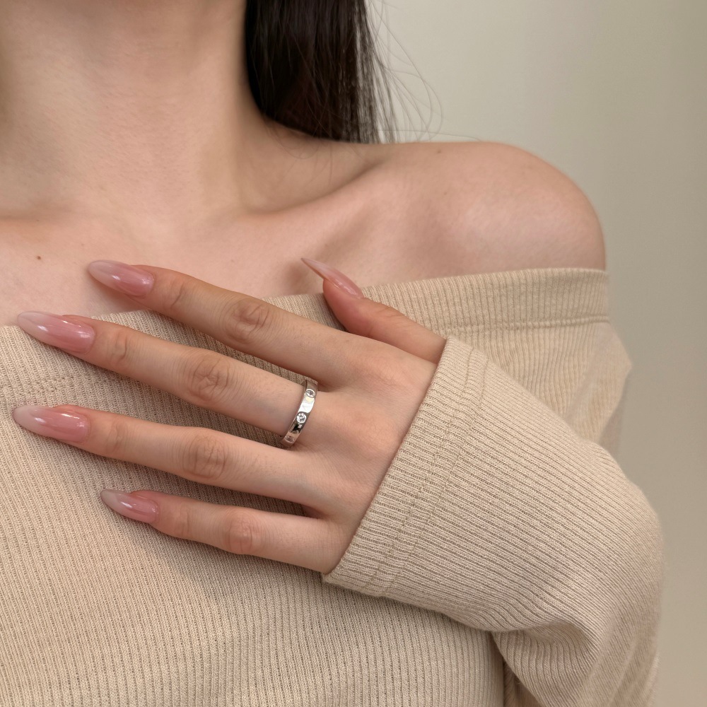 Exquisite Personalized Simple Ring With Zircon Inlay - Image 3