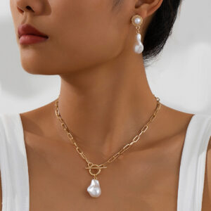 Retro Baroque Pearl Pendant Necklace Ear Stud 2-piece Set