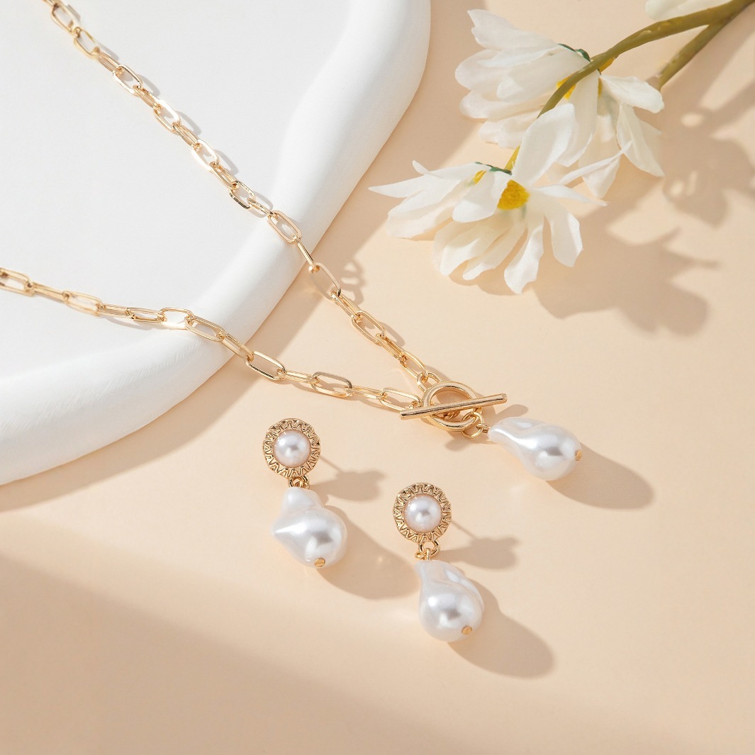 Retro Baroque Pearl Pendant Necklace Ear Stud 2-piece Set - Image 3