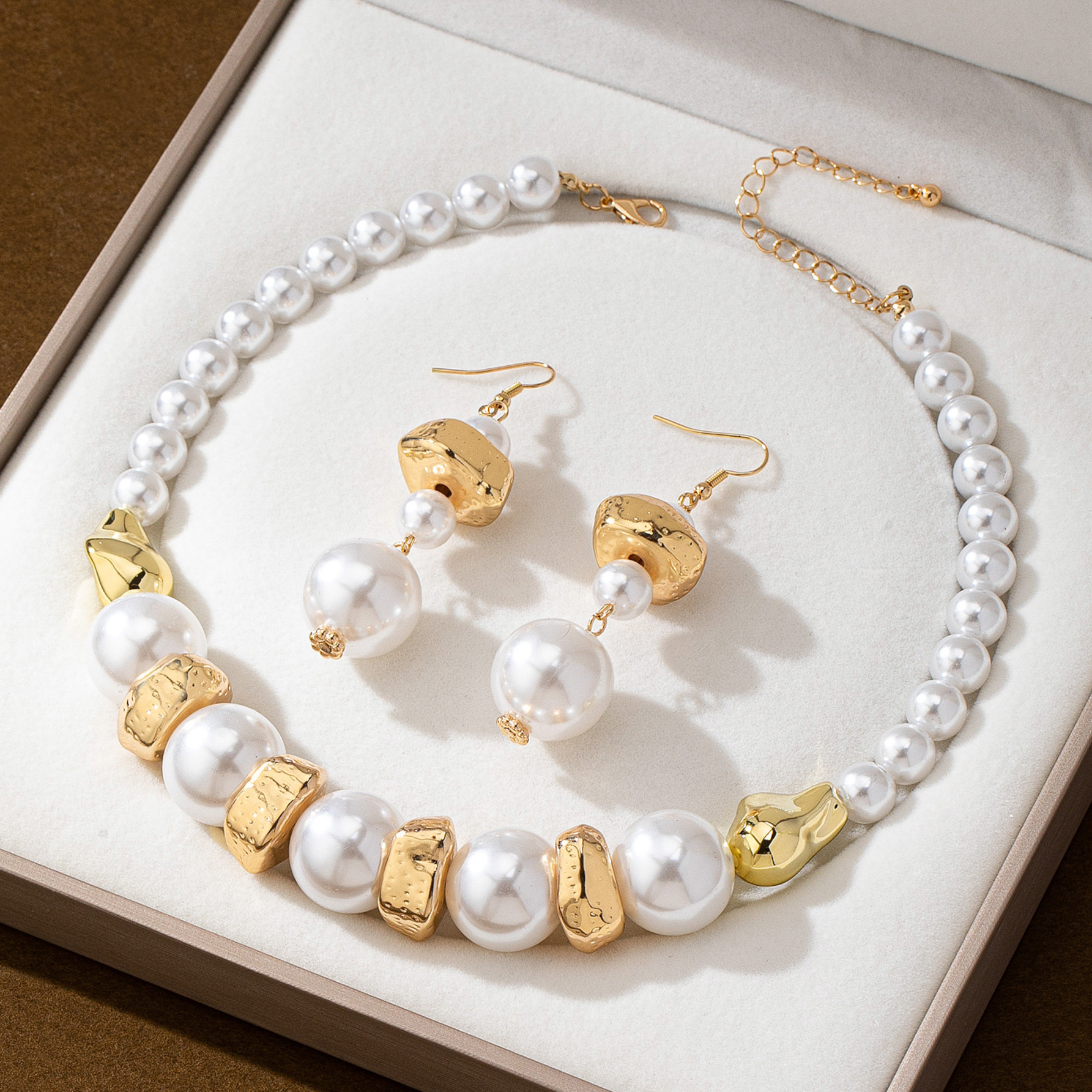 Design Style High Sense Pearl Necklace Ear Stud Three-piece Set For Women - Image 3