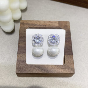 Elegant And Exquisite Sparkling Pearl Earrings