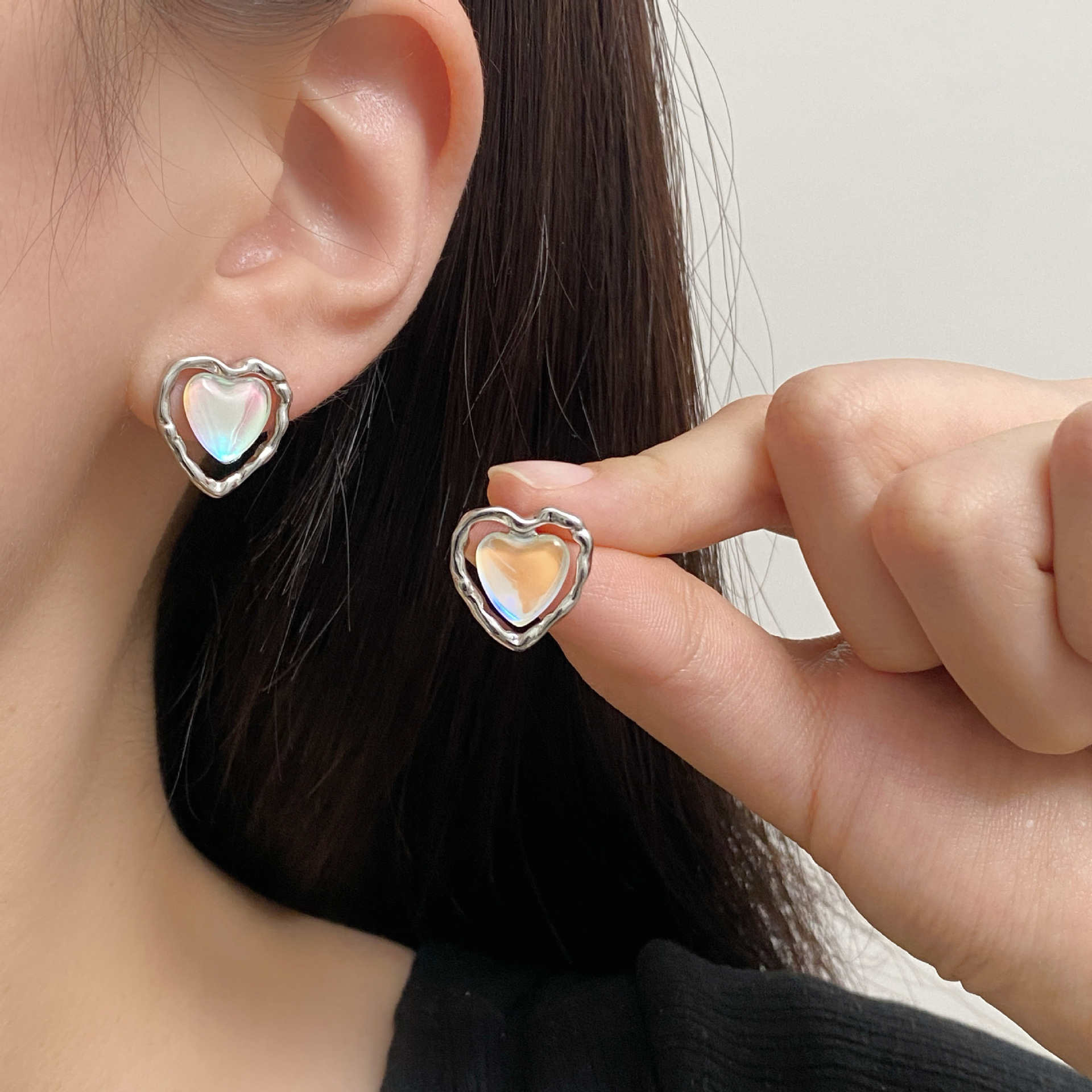 Women's Simple And Versatile Fashionable Heart Earrings - Image 2