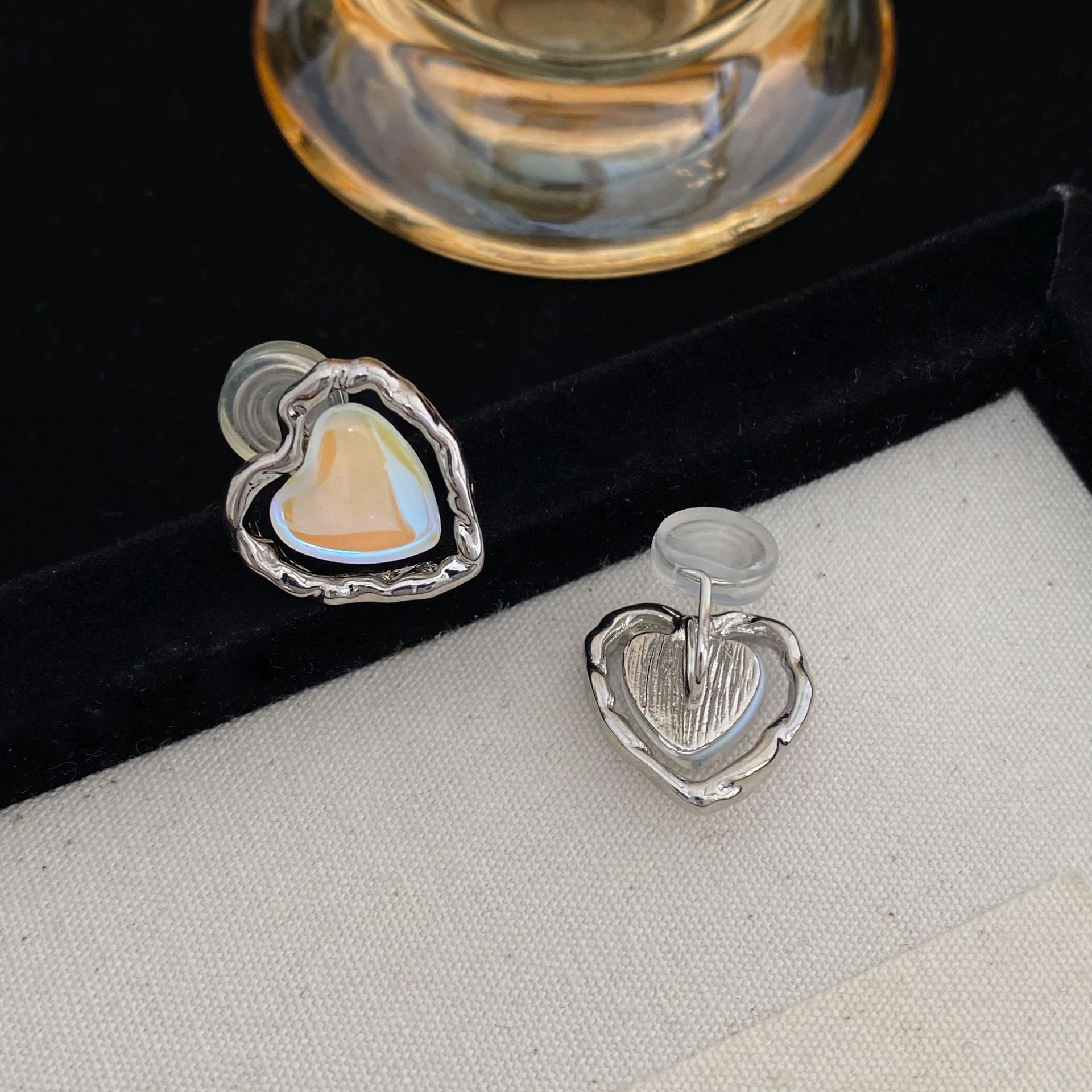 Women's Simple And Versatile Fashionable Heart Earrings - Image 4