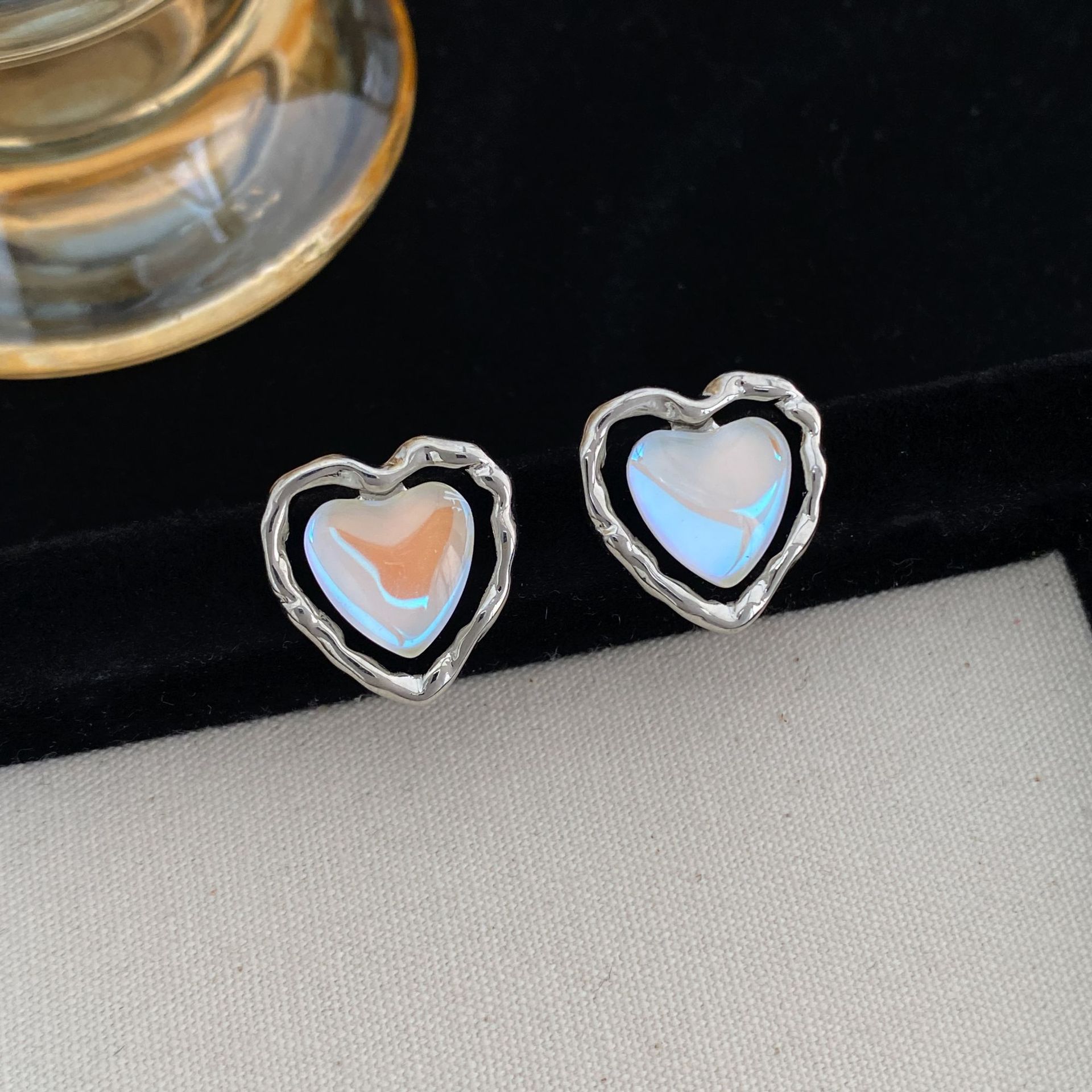 Women's Simple And Versatile Fashionable Heart Earrings - Image 5