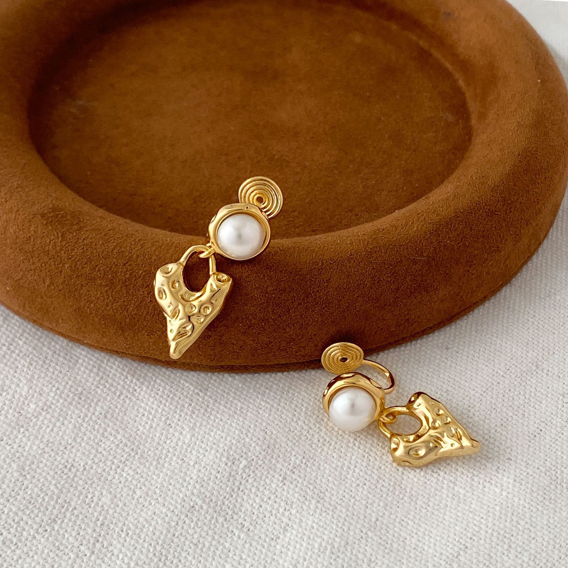 Golden Retro Pearl Integrated Light Luxury Irregular Earrings - Image 4