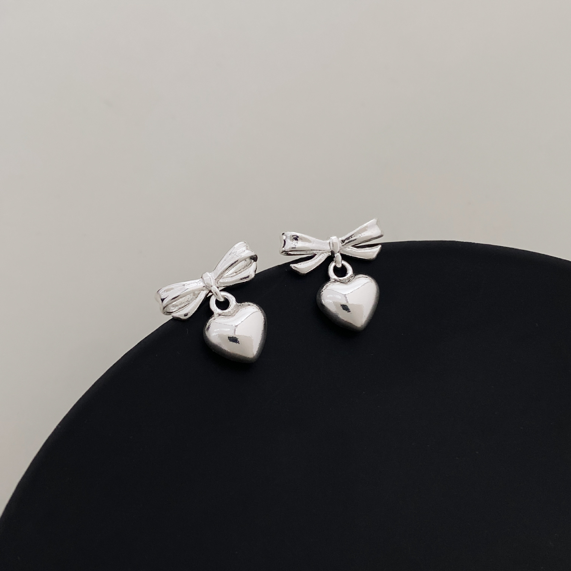 Thick Silver-plated Copper Earrings With A Light Luxury And Versatile Style - Image 5