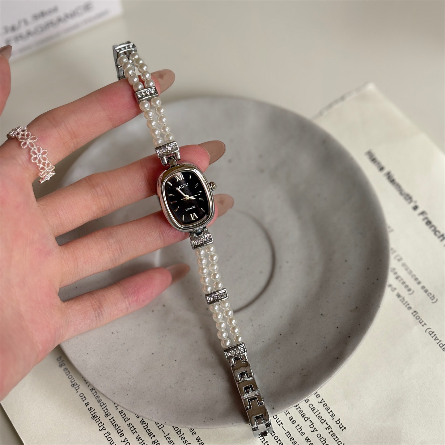 Women's Oval Disk Simple Fashion Pearl Watch - Image 4