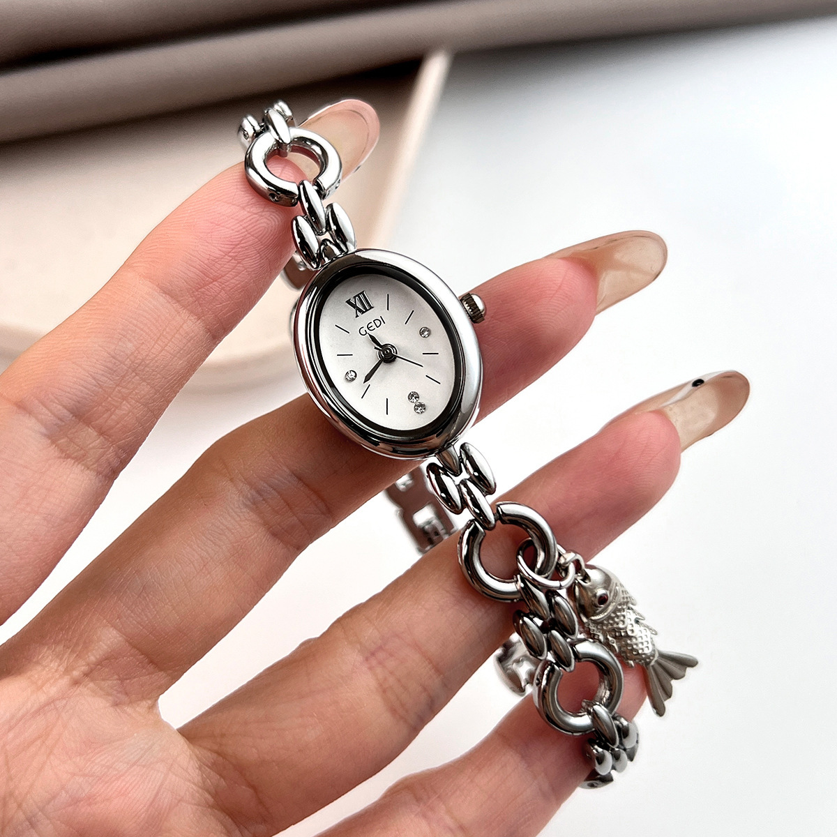 Niche Lightweight Luxury Oval Ladies' Watch - Image 3