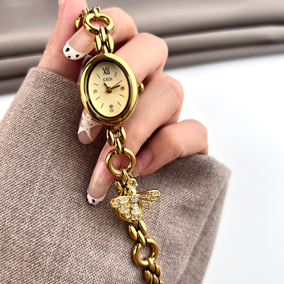 Niche Lightweight Luxury Oval Ladies' Watch - Image 4