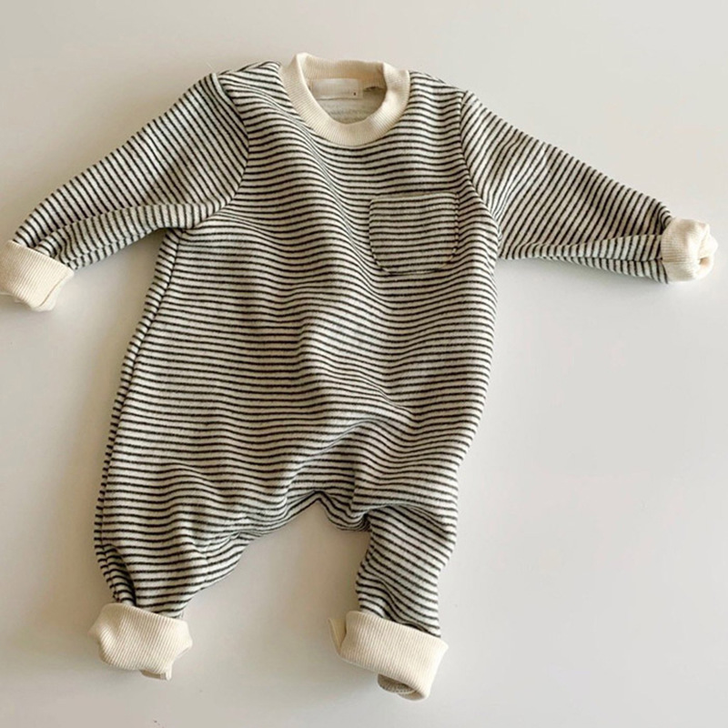 Wear striped baby jumpsuits outside - Image 2