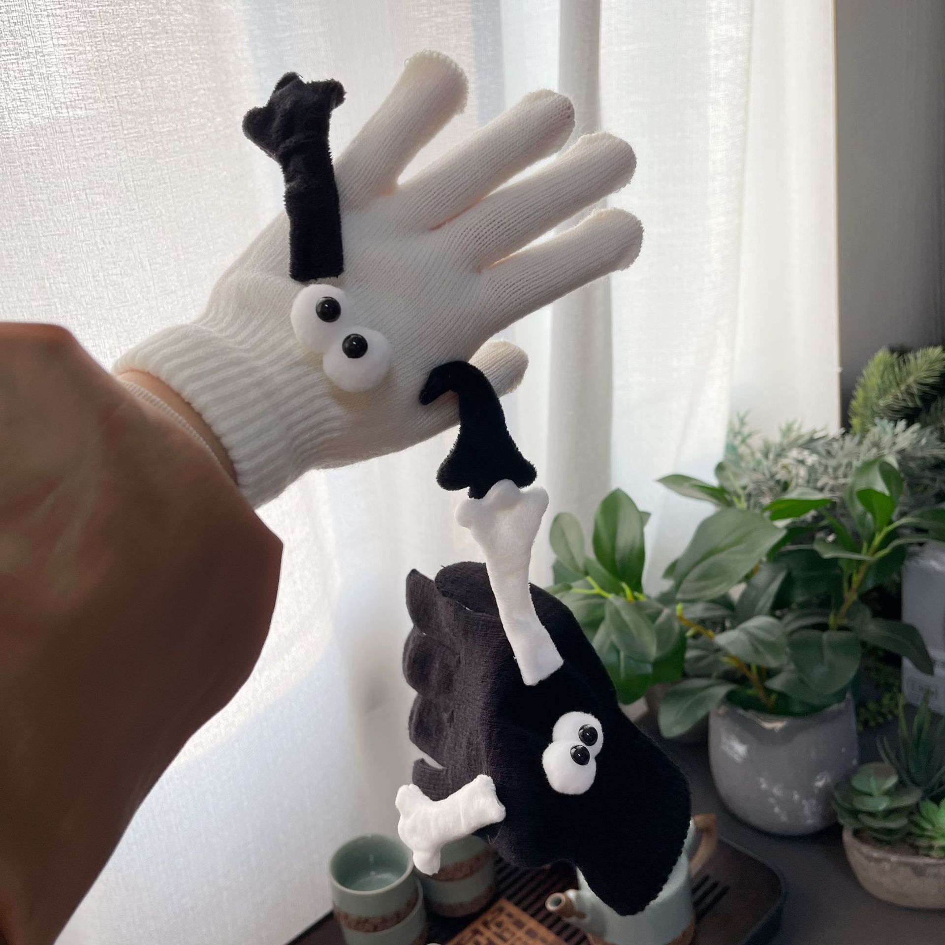 Couple Magnetic Warm Gloves Cute Doll Hand Gloves - Image 2