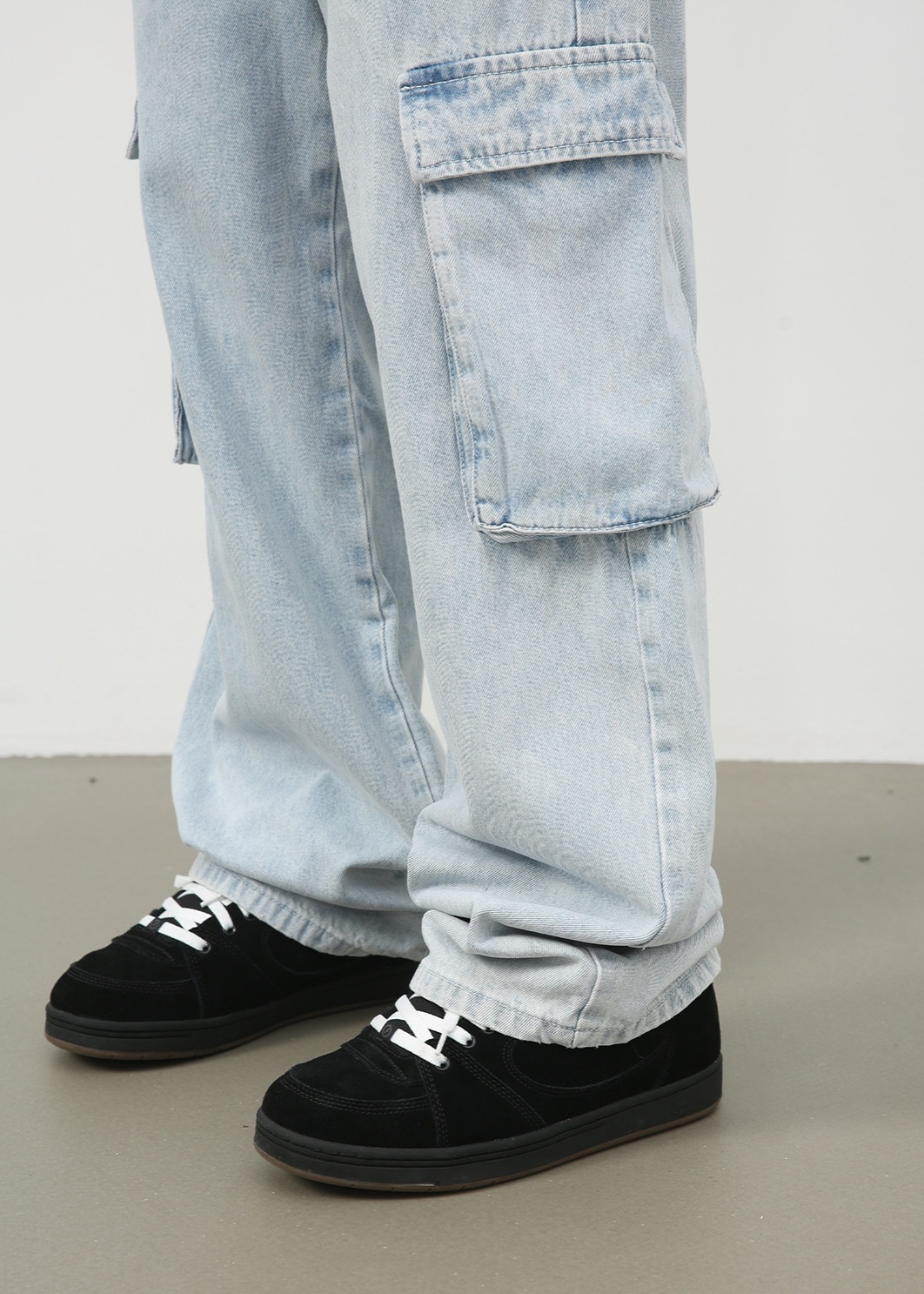 Retro Washed Light Blue Cargo Jeans Male - Image 4