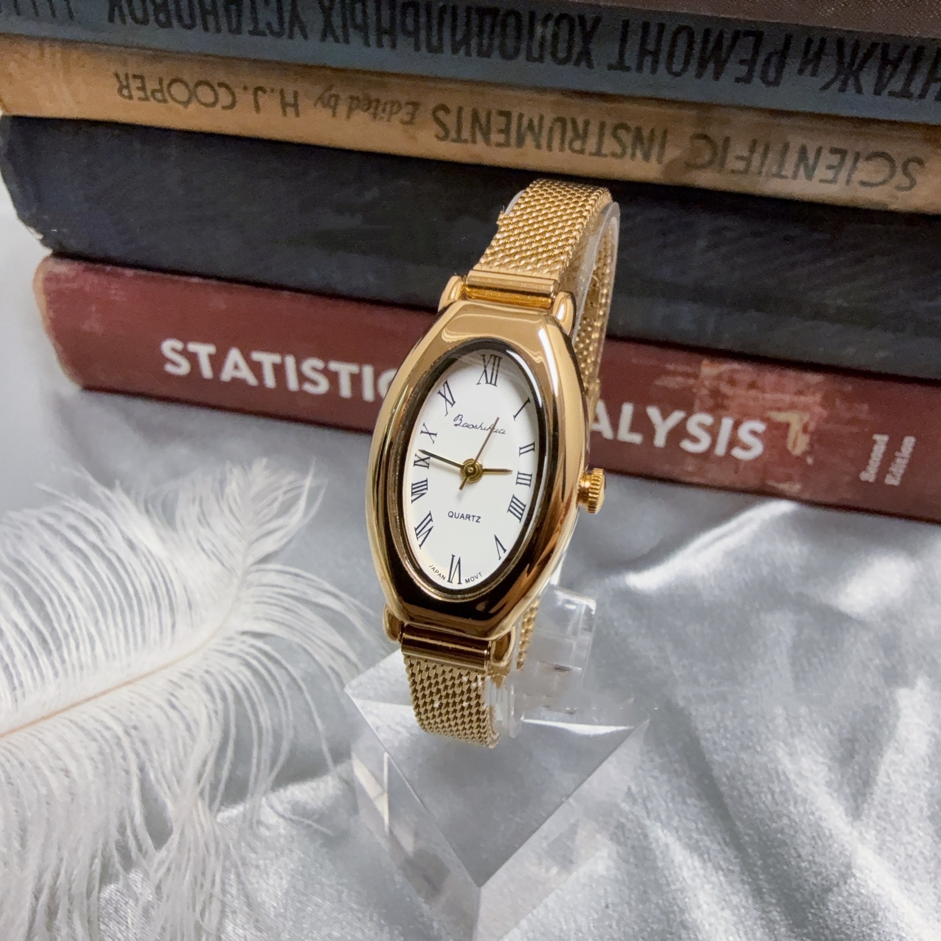 Oval Mesh Belt Retro Golden Simple Graceful Backflow Gold-plated Quartz Watch - Image 4