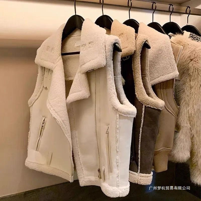 Versatile Outerwear Vest For Women To Layer And Style In Various Ways - Image 2